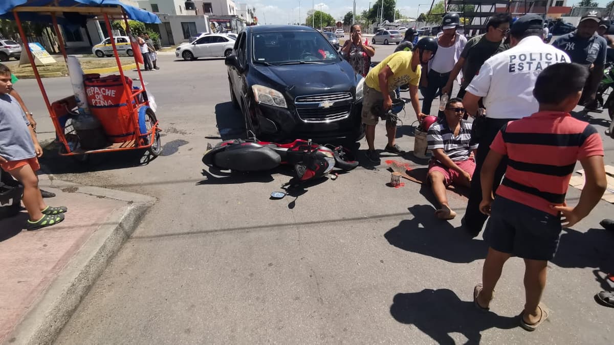 Camioneta arrolla a motociclista y acompañante en Chetumal