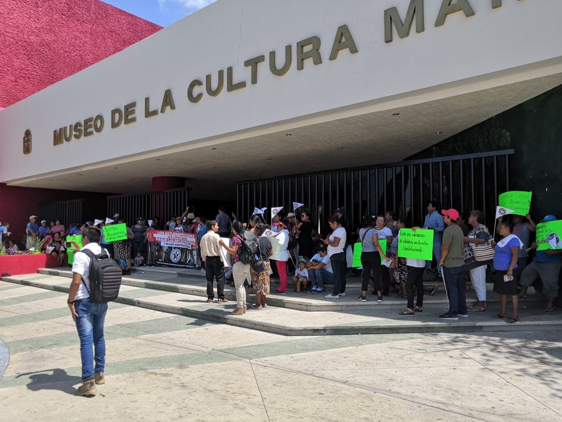 Exigen estudiantes pago de becas prometido por AMLO