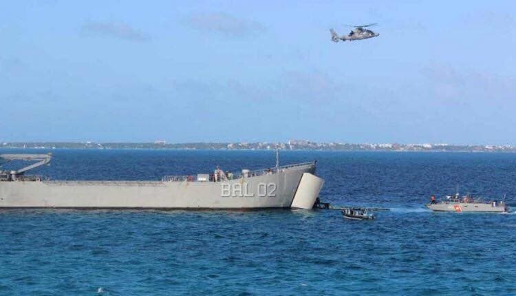 Combaten sargazo por cielo, mar y tierra