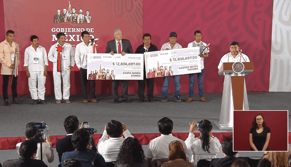 AMLO entrega dinero recaudado en subasta de autos de lujo a Oaxaca