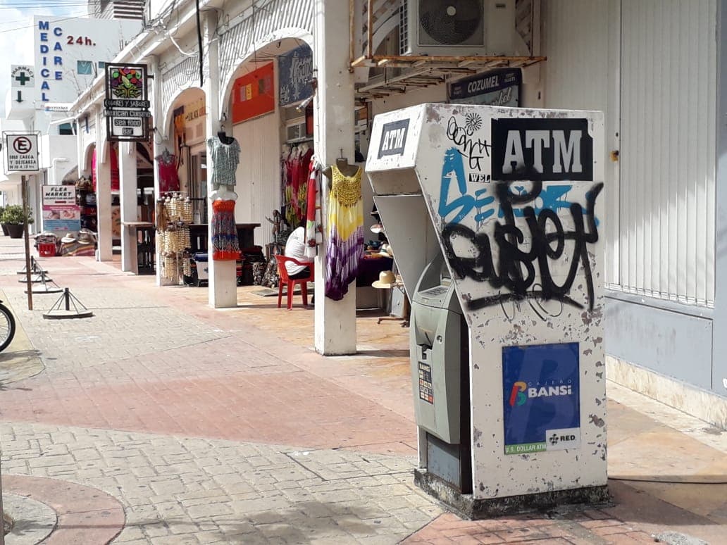 Vandalismo en cajeros abandonados dan mal aspecto al malecón de Cozumel