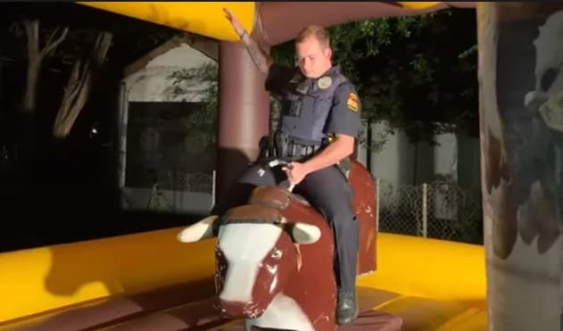 Policía de Texas se suma a fiesta adolescente y es la sensación
