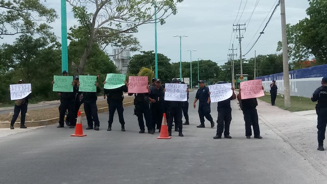 Bloquean policías vía a Calderitas, como parte de su paro