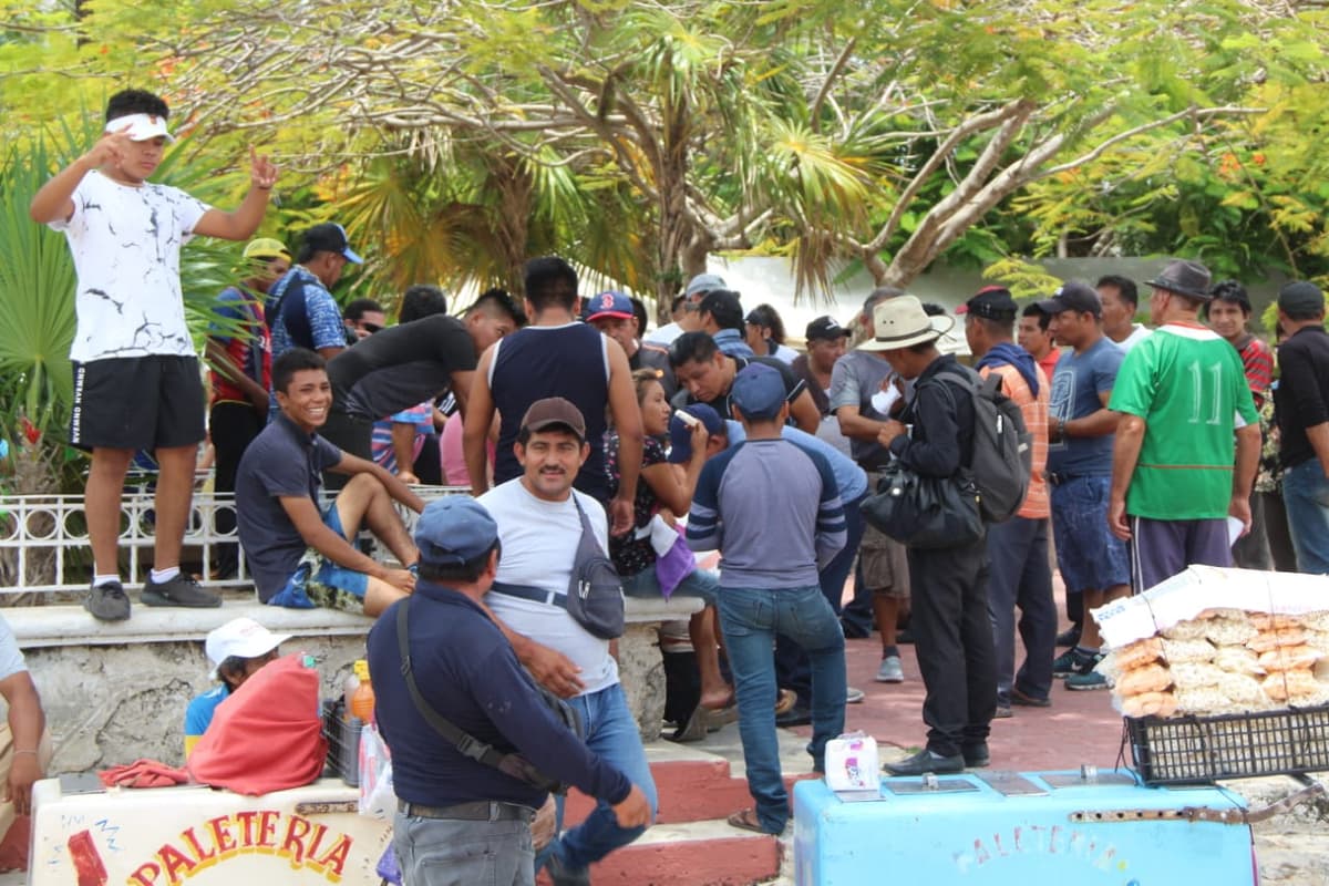 Ambulantes protestan en Ayuntamiento de BJ; denuncian que los removieron y no los reubicaron