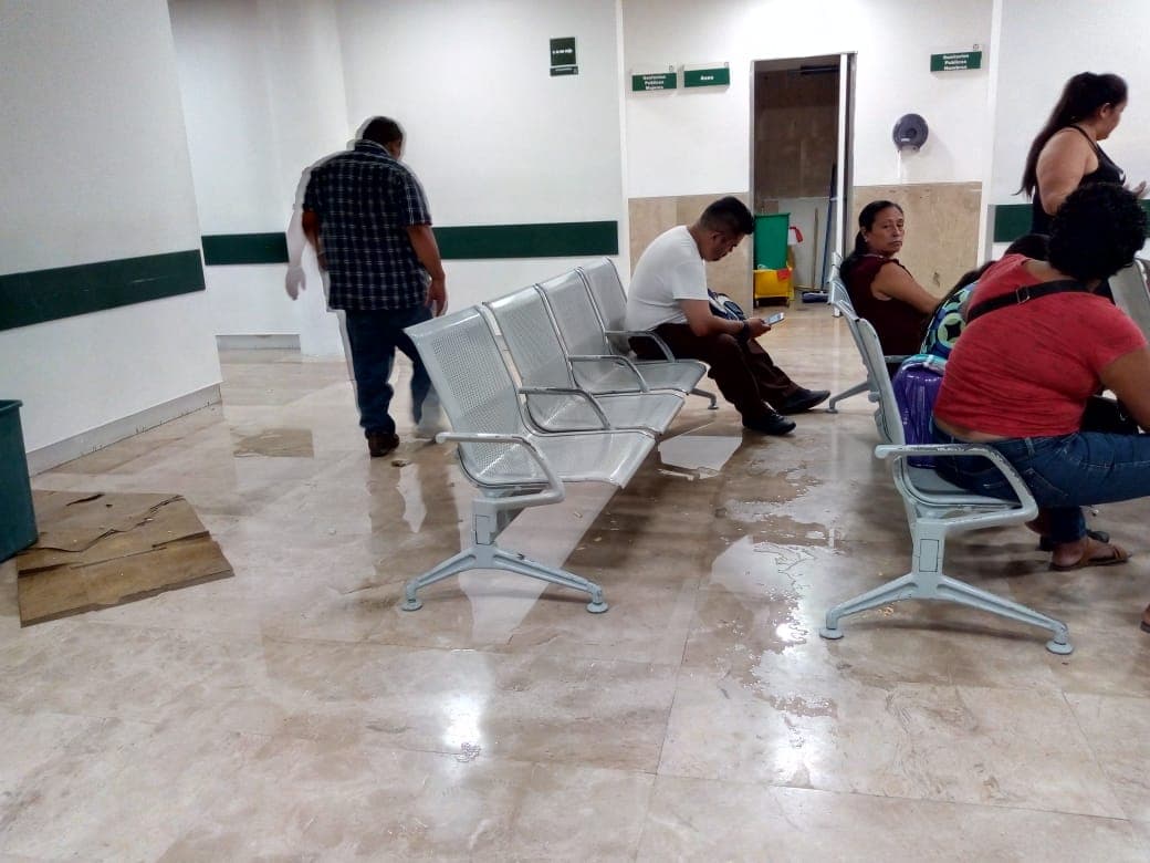 Cae plafón en IMSS de Cancún y pacientes deambulan al interior entre charcos