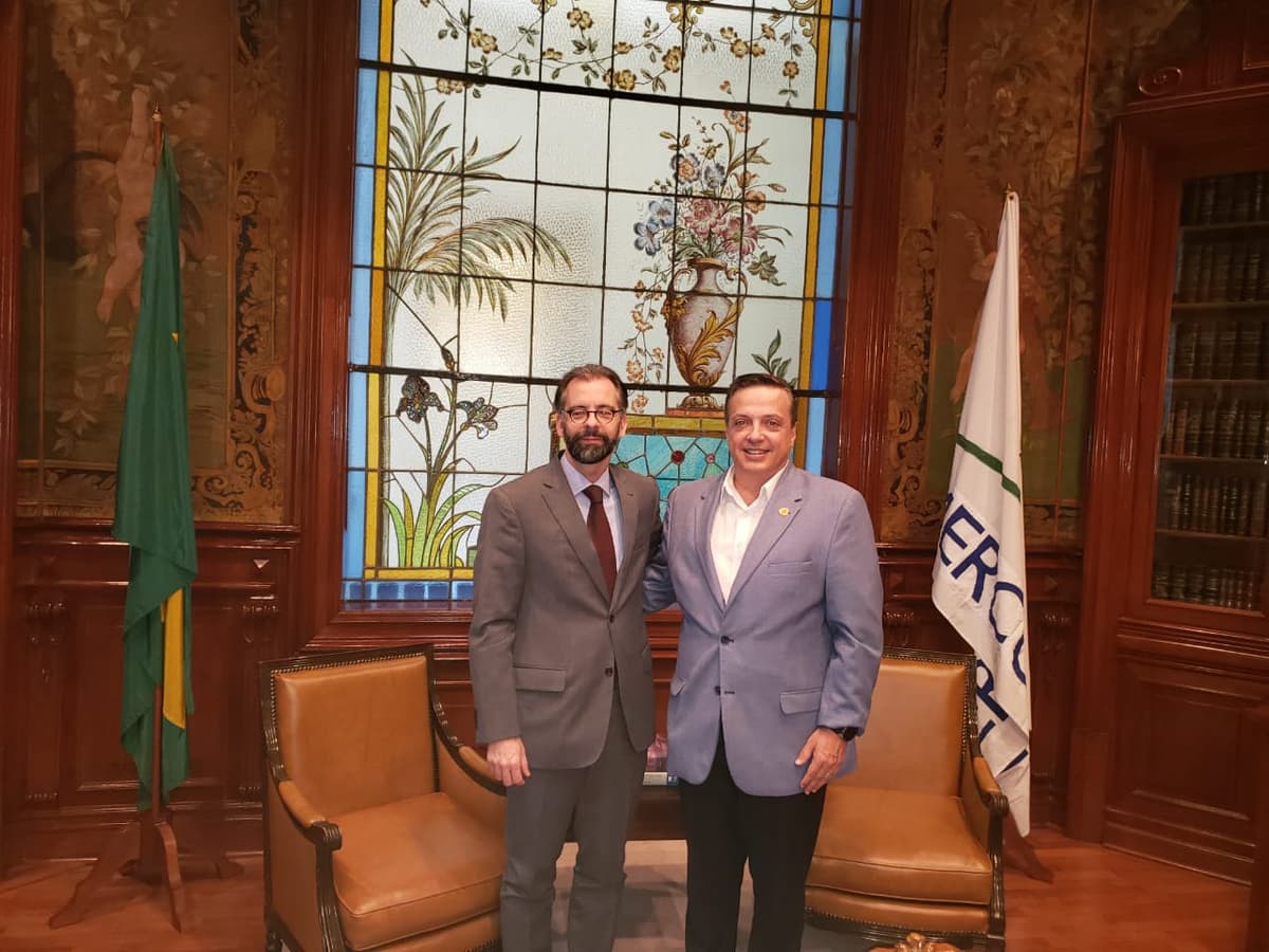 Consigue Luis Alegre que Brasil se sume para combatir el sargazo