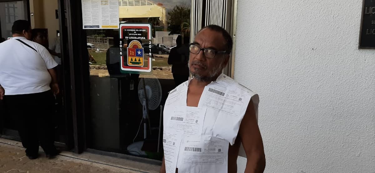 Pensionado del IMSS "se viste" recetas que no le han surtido