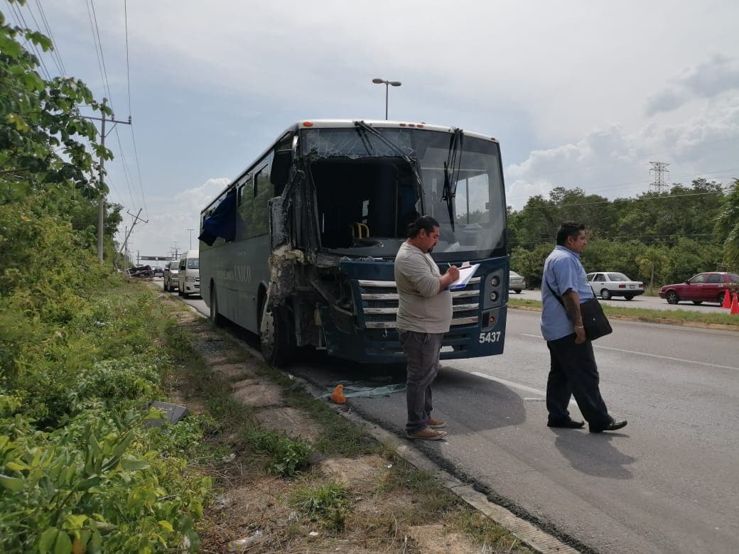 Tragedia en Punta Venado; hay 1 muerta y 20 heridos en choque de van