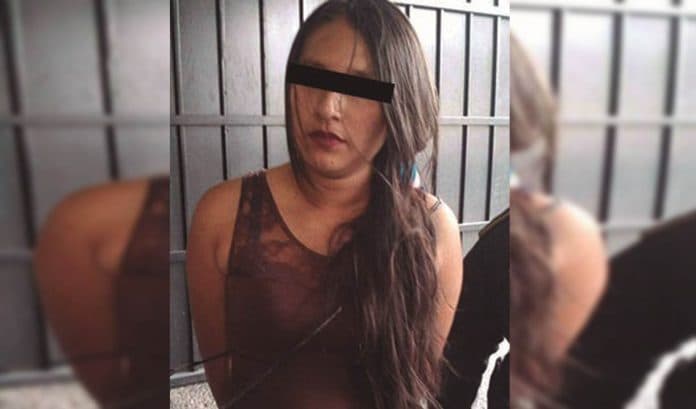 Hombre es violado por su novia con un consolador