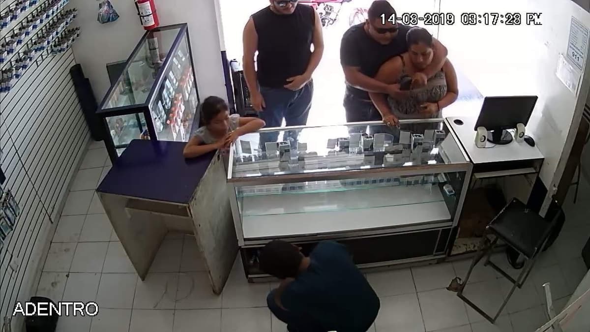 Exhiben a asaltantes de una tienda Telcel en Playa del Carmen