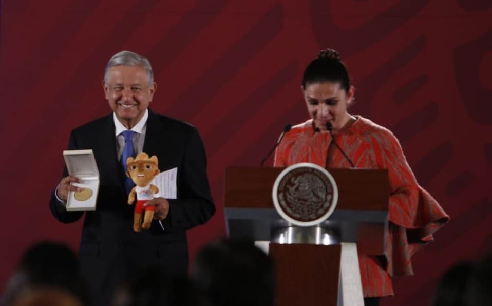 Ana Guevara entrega medalla a AMLO por apoyo en Lima 2019; redes sociales se dividen