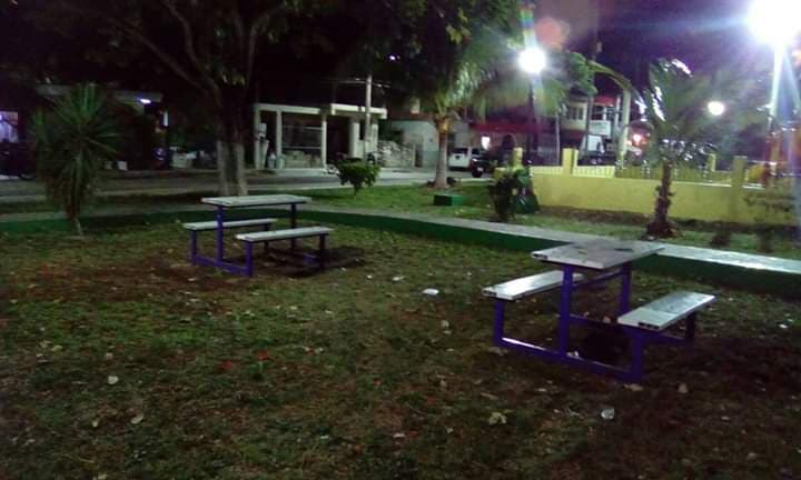 Ante indiferencia de autoridades, vecinos de Cozumel limpian parque