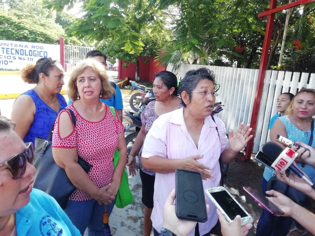 Denuncian padres despido de maestra de Educación Especial