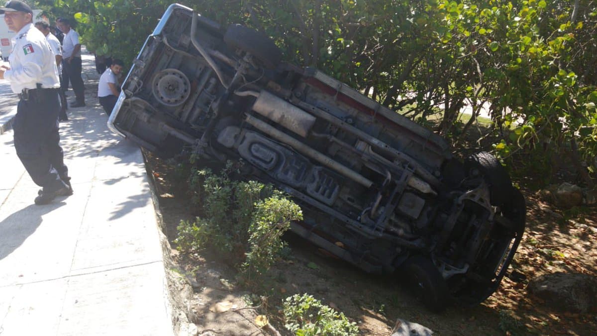 Vuelca coche en la Zona Hotelera de Cancún