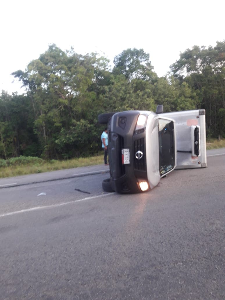 Volcadura de camioneta en Bacalar por pestañazo