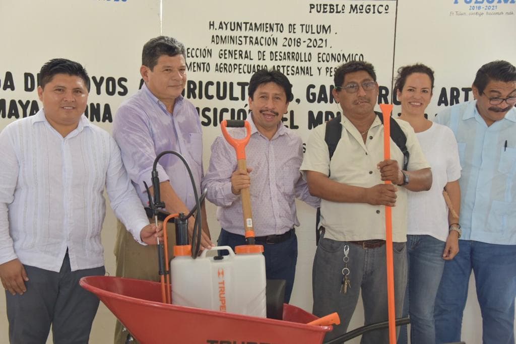 Entregan herramientas para productores del campo y artesanas de Tulum