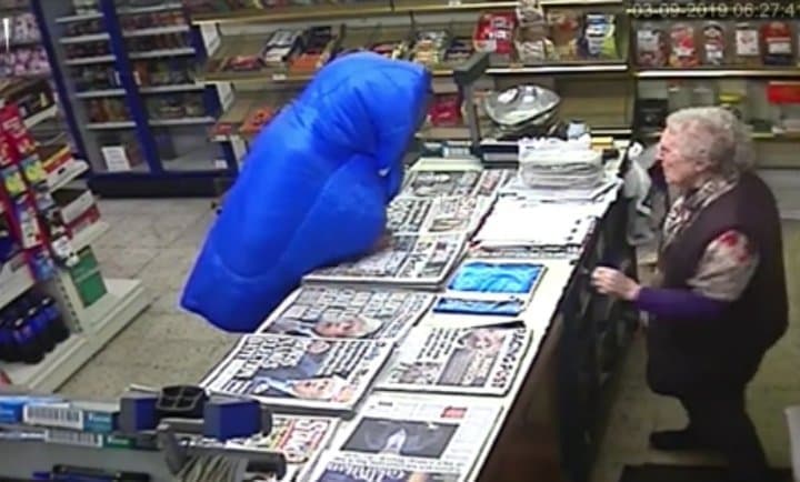 ¡Anciana defiende su negocio a bastonazos!