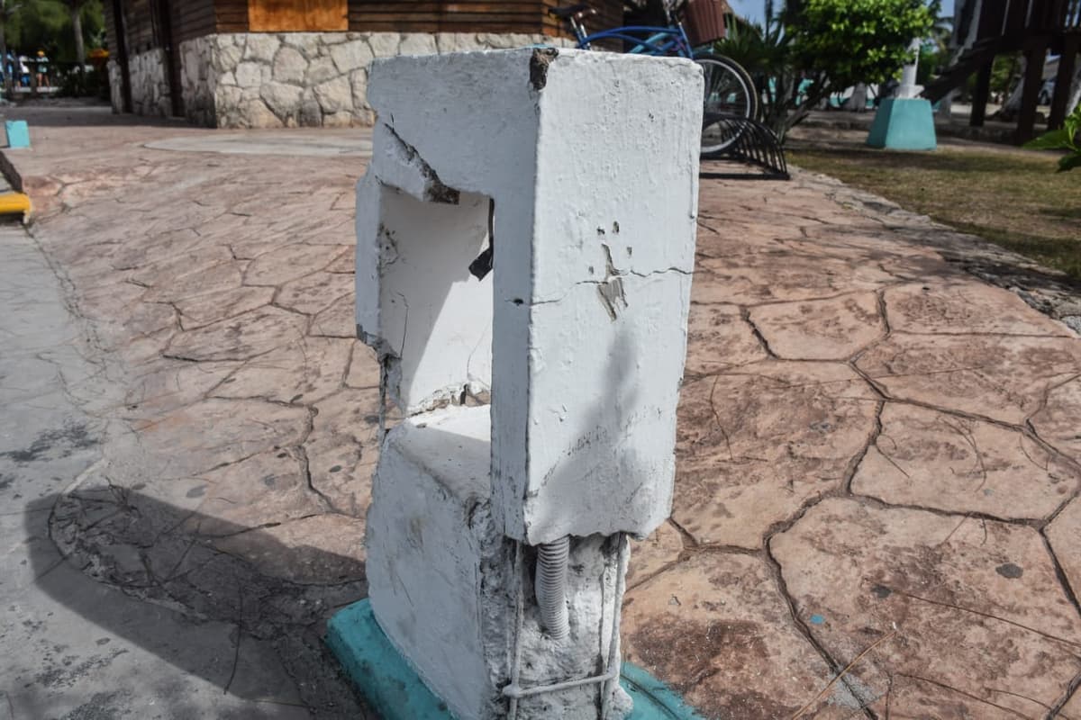 Avanza renovación del deteriorado parque del casco antiguo de Puerto Morelos