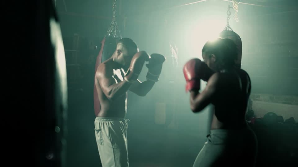 VIDEO: Noquea a su novio mientras juegan al box