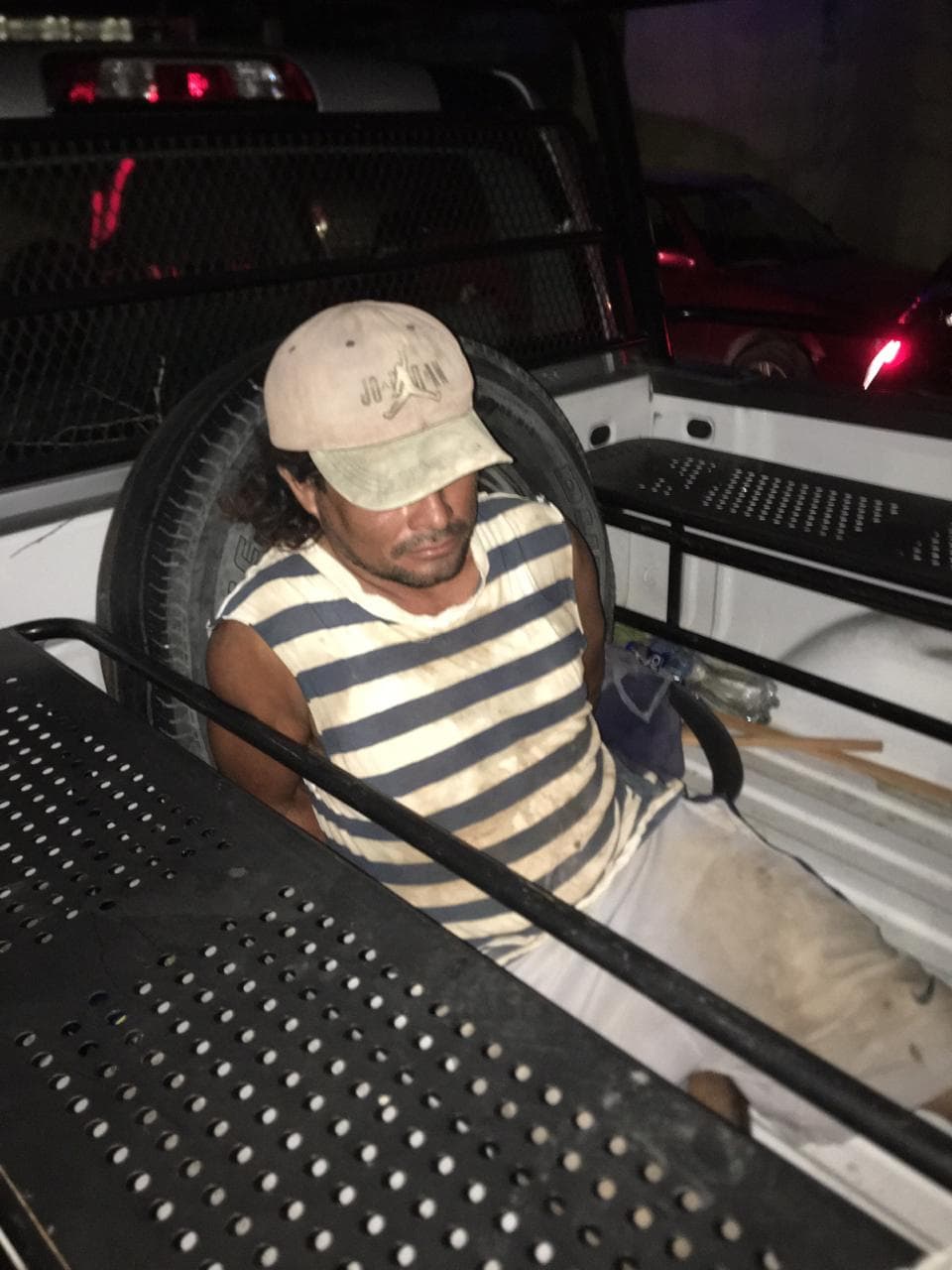 Vecinos detienen a padre que golpeaba a su hijo en Chetumal