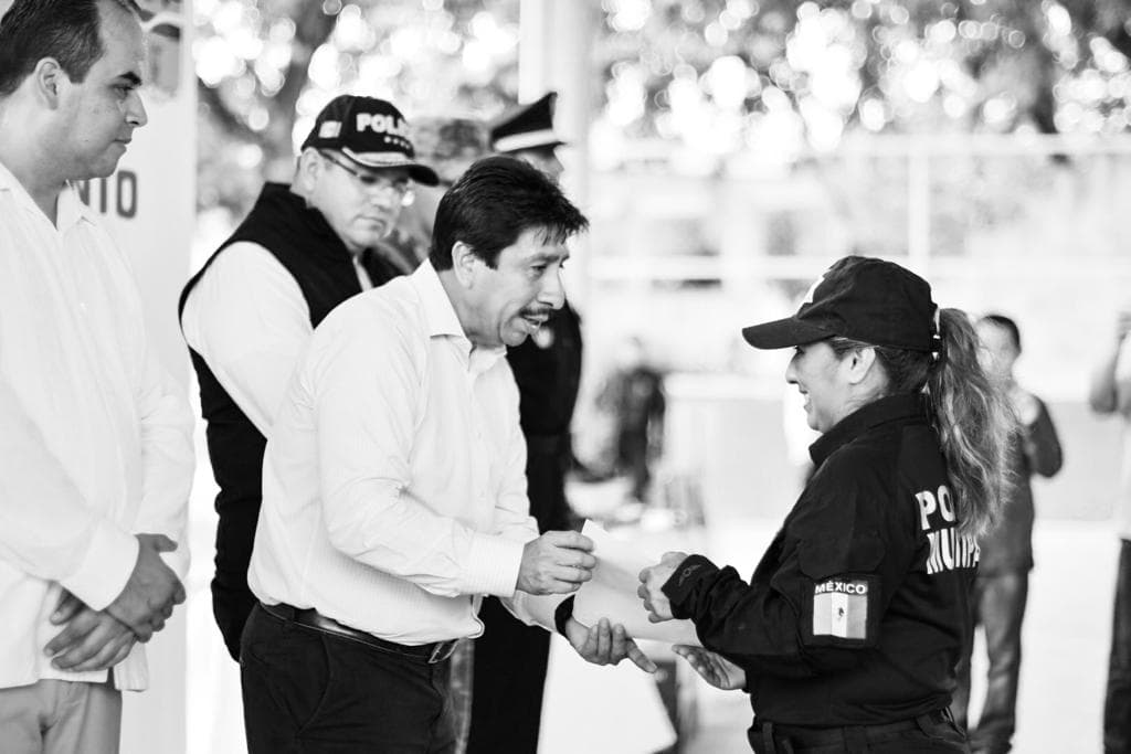 Víctor Mas Tah entrega equipamiento a la Policía Municipal