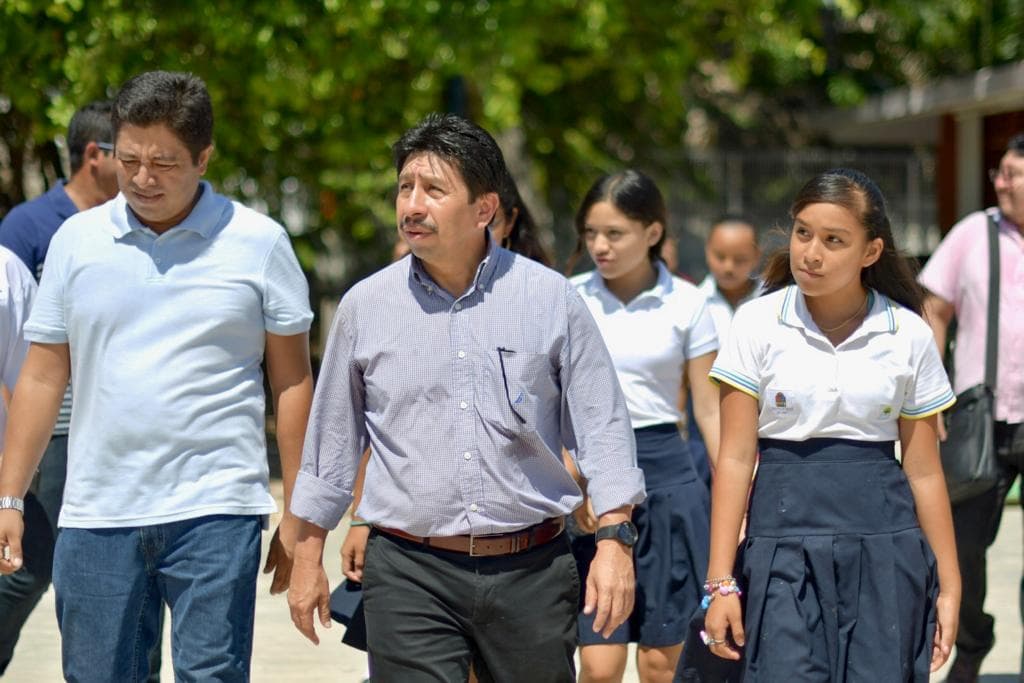 Víctor Mas Tah, supervisa obras en la comunidad de Akumal