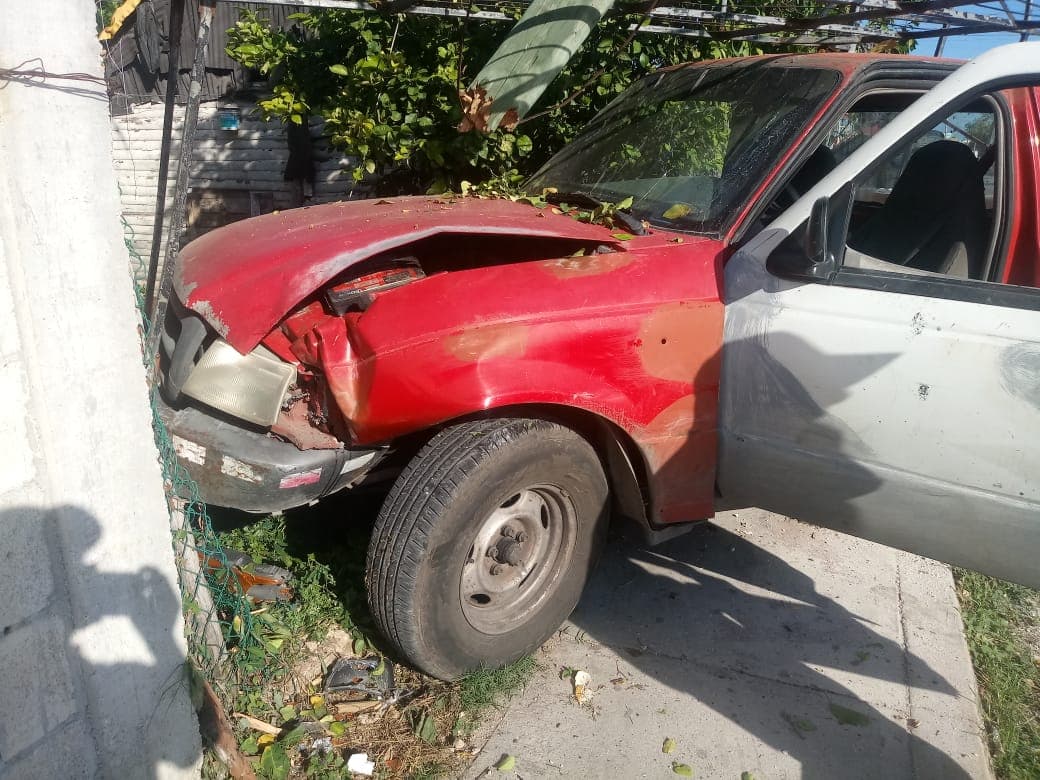 Chofer de camioneta “embiste” a bienes públicos