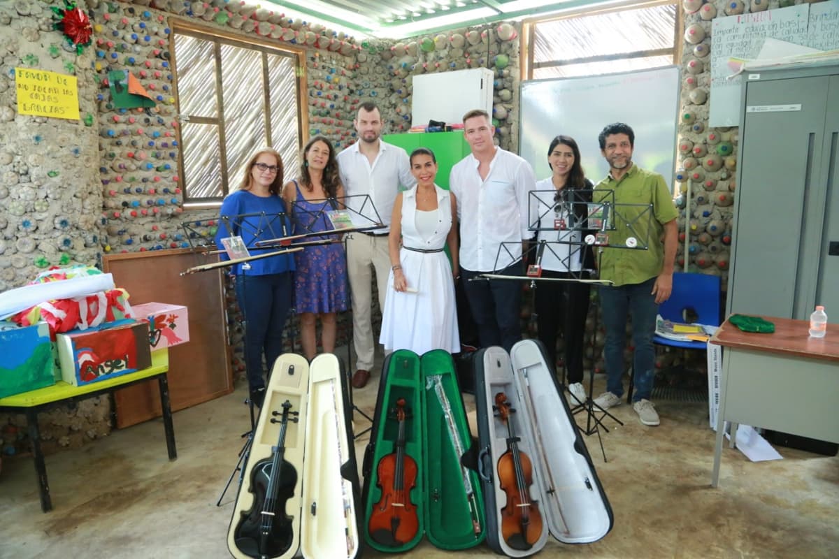 Entregan paneles solares a escuela de música en Tulum