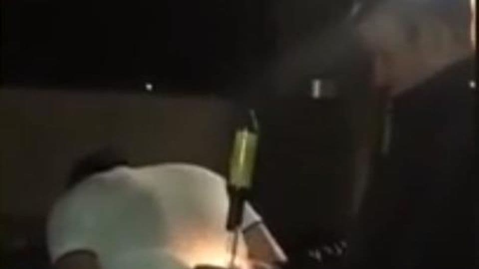 Intenta lanzar un cohete con su trasero y se hace viral