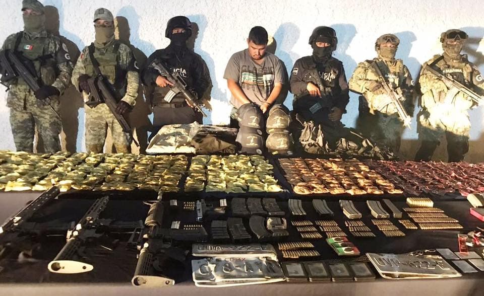 Detiene Guardia Nacional a falso ministerial con armas, droga y gorras del cártel Nueva Generación