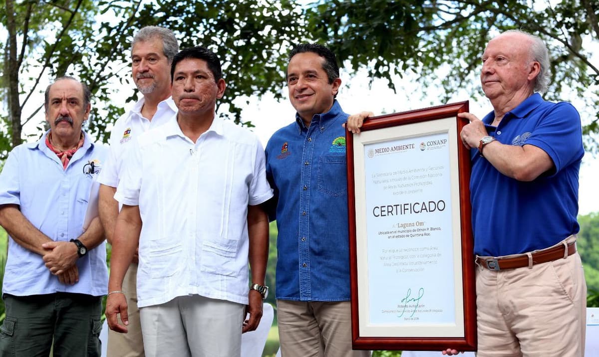 Entrega el gobernador Carlos Joaquín certificado para proteger la Laguna Om