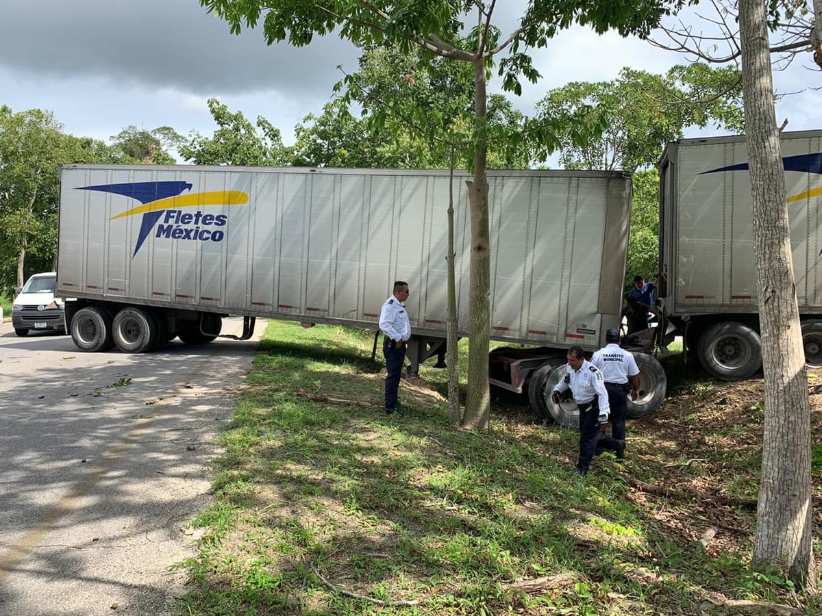 Caos vial por trailer atravesado en carretera federal, en Playa del Carmen