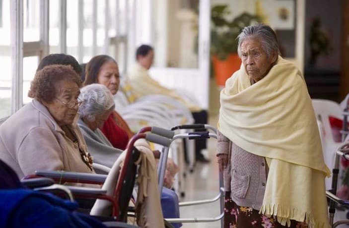 Diputado pide cárcel para quienes abandonen a abuelitos