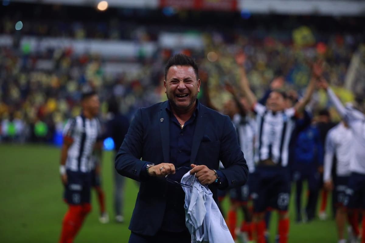 Con título, cumple Mohamed promesa a su hijo fallecido