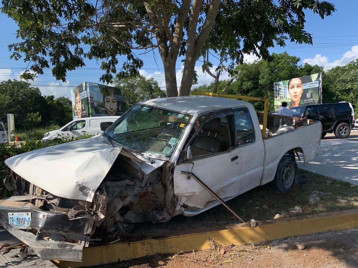 Choca camioneta en carretera por falla en Playa del Carmen