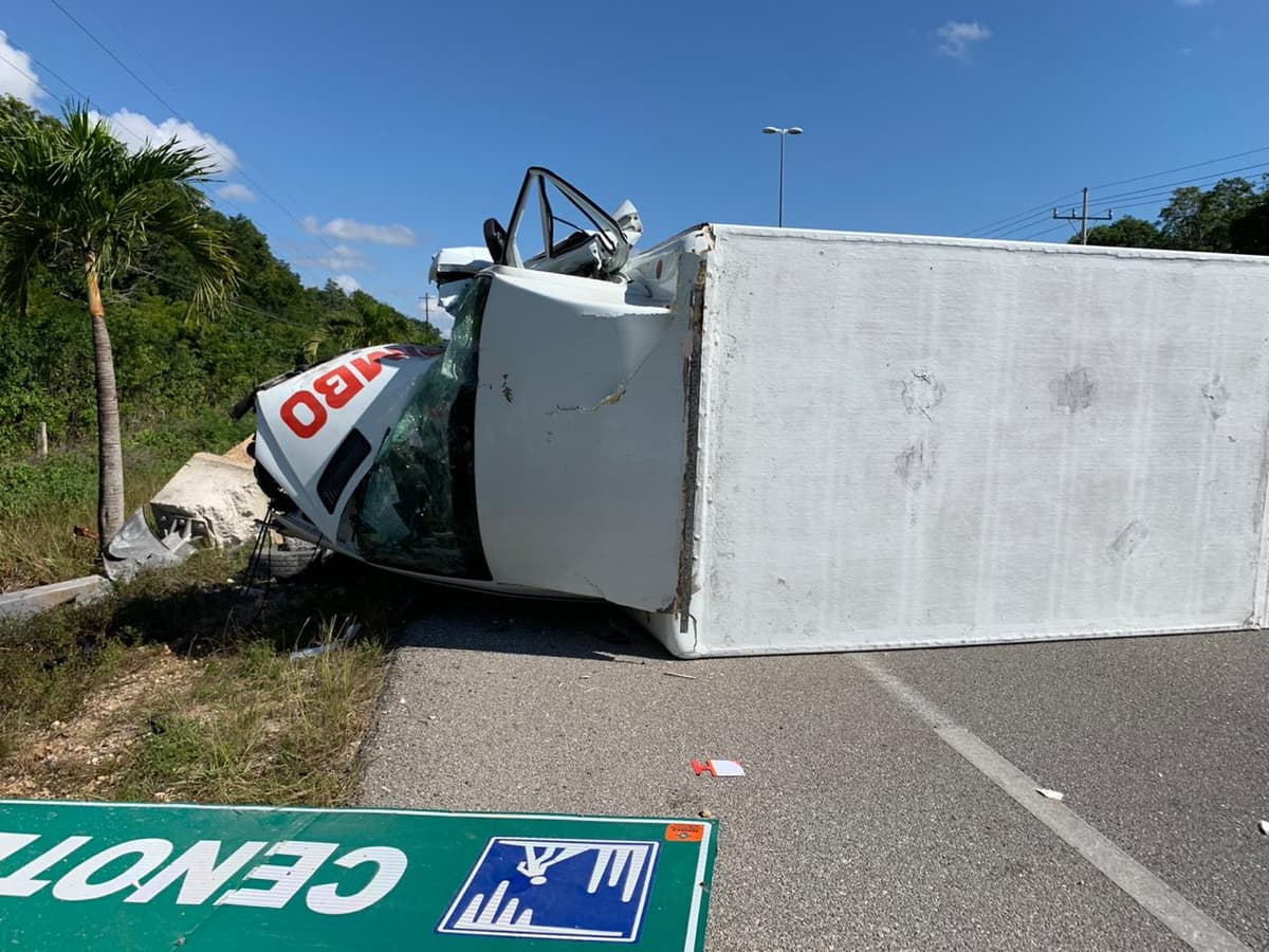 Chofer de Bimbo se queda dormido y su camión queda hecho chatarra