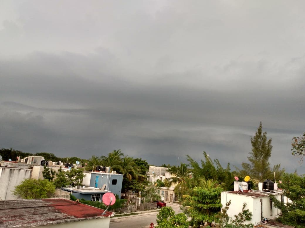 Sorpresiva vaguada golpea Cancún y Playa del Carmen