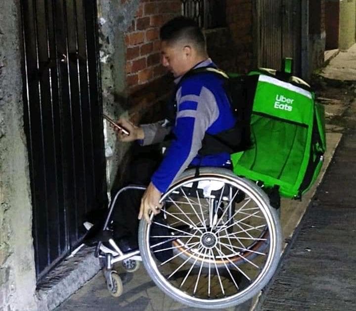 Joven hace entregas de Uber Eats en ¡silla de ruedas!