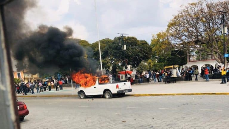 Video: Se enfrentan ciudadanos y policías de Amozoc, Puebla; piden destituir al edil