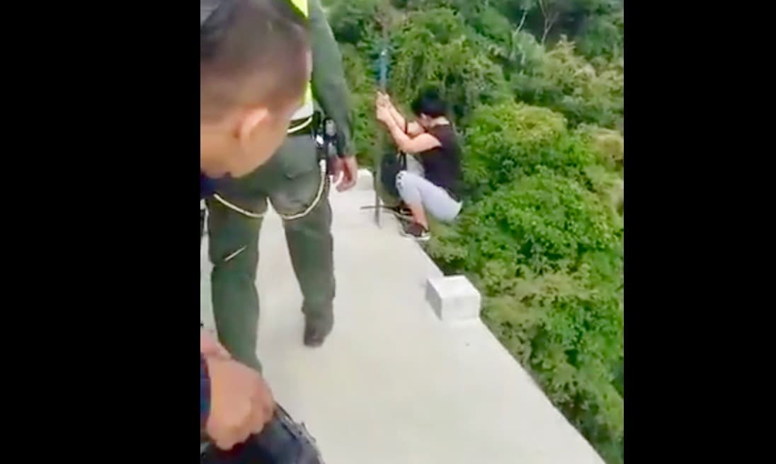 Video: Mujer intenta arrojarse desde las alturas