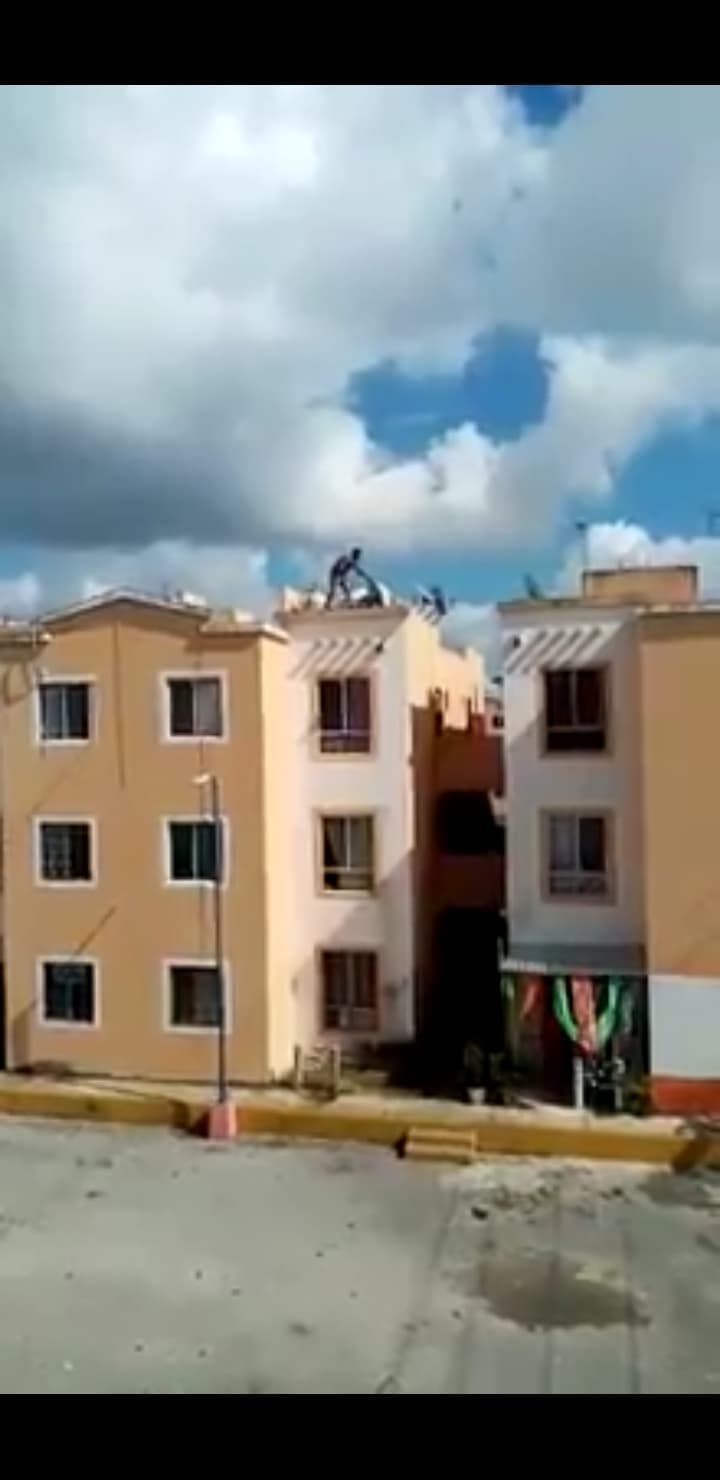 Ladrón que huía se avienta de un edificio de Villas Otoch en Cancún