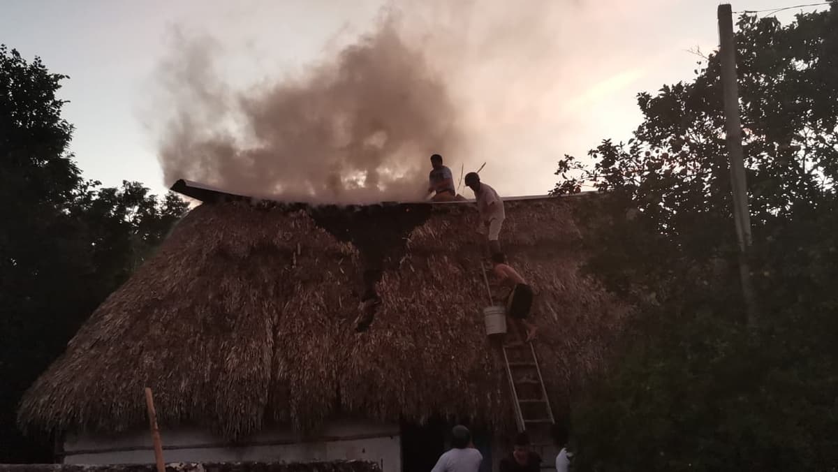 Niños queman techo de una casa con "cuetes" en la zona maya