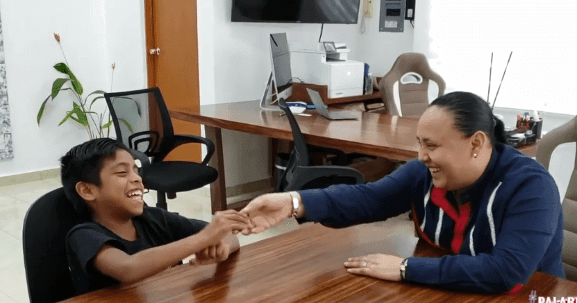 Niño boxeador entrega su reconocimiento ganado a Cristina Torres en agradecimiento