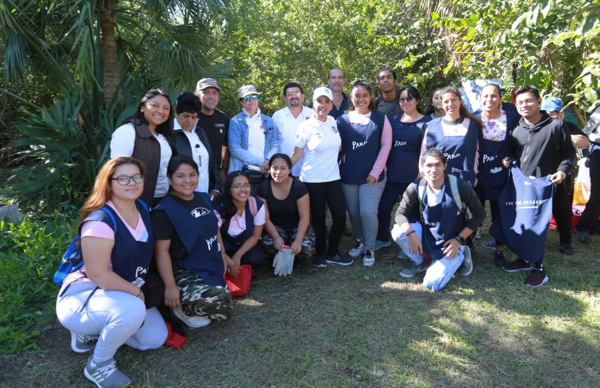 Encabeza Mara Lezama jornada de limpieza en cenote de Corales