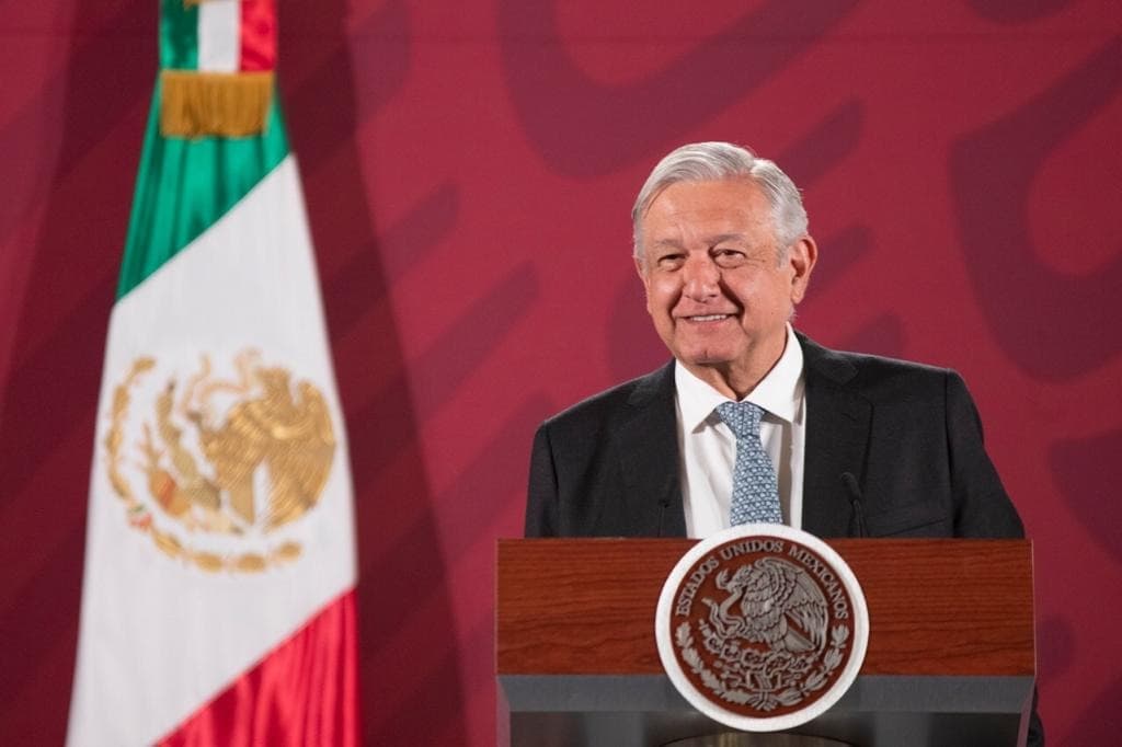 Promete AMLO acabar con todas las irregularidades en el sector salud