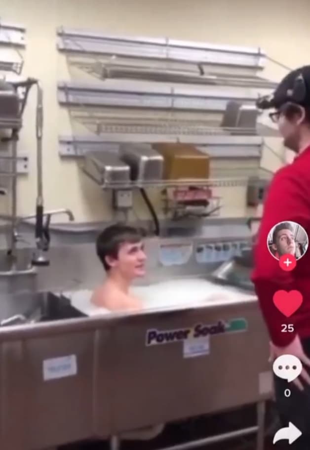 Sorprende a empleado bañándose en un fregadero del restaurante