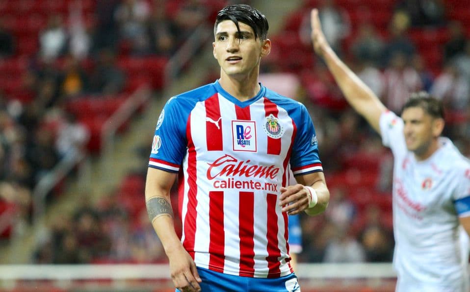 Alan Pulido lanza "dardo venenoso" a Chivas en redes sociales