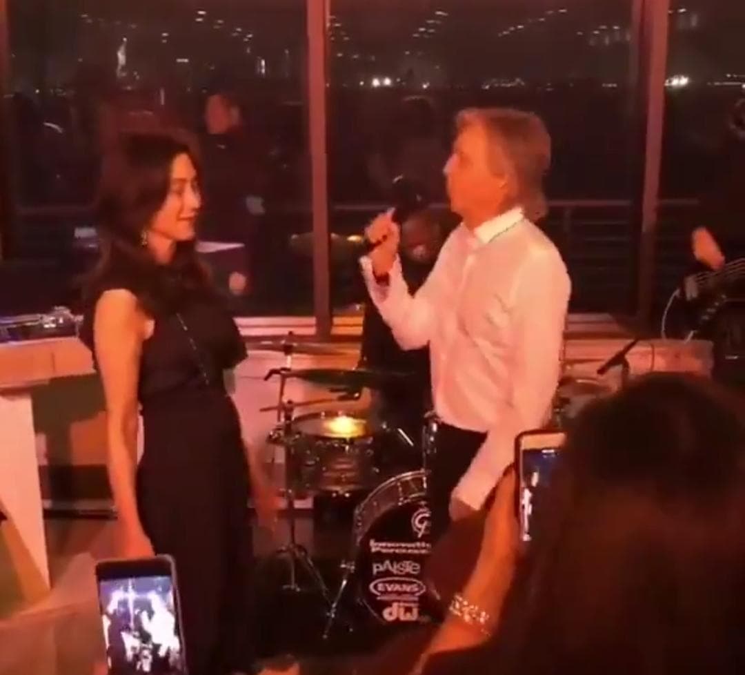 Video: Paul McCartney canta en fiesta de la empresa de su esposa