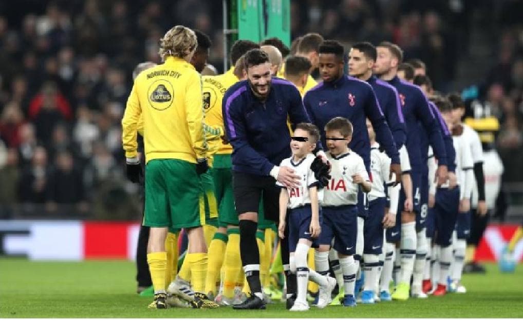 Mira cúanto pagan en Inglaterra para que niños ingresen con futbolistas al campo