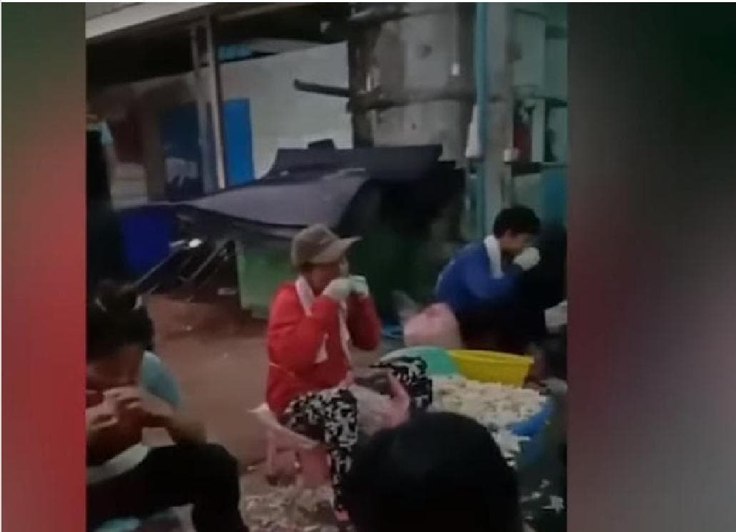 Video: Captan a empleados limpiando pollos ¡con la boca!